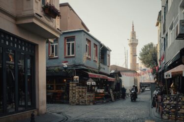 Rüyada Adana Dürüm Görmek - Bir Lezzetten Çok Daha Fazlası Olabilir mi? görseli 3